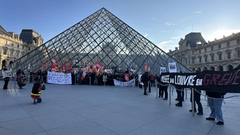 Strikes force Louvre Museum in Paris to suspend operations