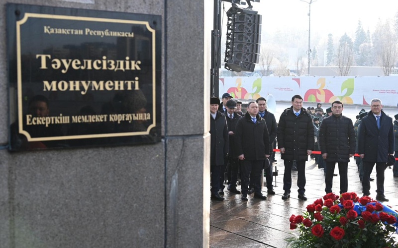 Цветы к монументу «Тәуелсіздік» возложили в Алматы а