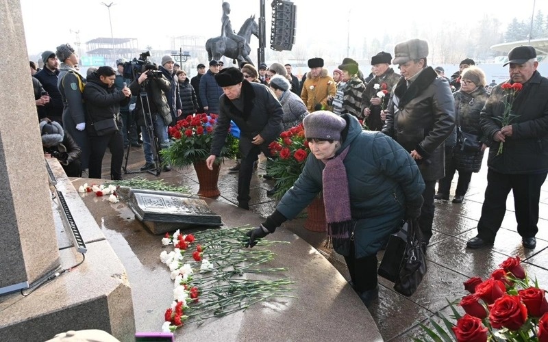 Flowers laid at monument marking Independence Day in Almaty Flowers laid at monument marking Independence Day in Almaty