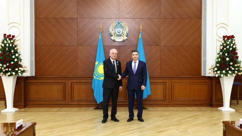 Олжас Бектенов вручил госнаграды энергетикам от имени Президента Казахстана р