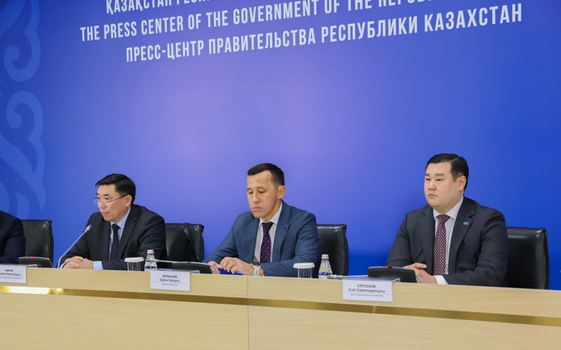  Азамат Амрин (первый на фото)