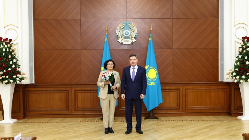 Олжас Бектенов вручил госнаграды энергетикам от имени Президента Казахстана р