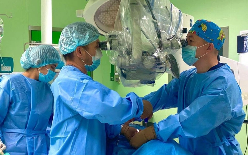 Aqtaýda sırek jasalatyn kúrdeli neırohırýrgııalyq ota sátti ótti