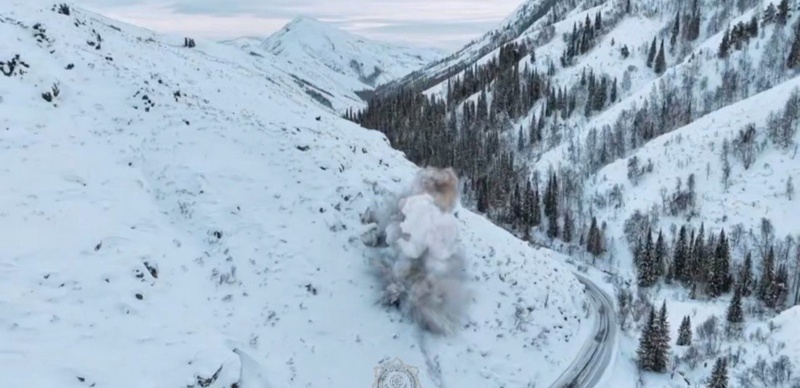 Шығыс Қазақстанда қар көшкіні түсірілді Шығыс Қазақстанда қар көшкіні түсірілді