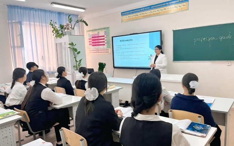 Маңғыстаулық педагог оқушыға болашақ мамандығын таңдауға көмектесетін бот әзірледі