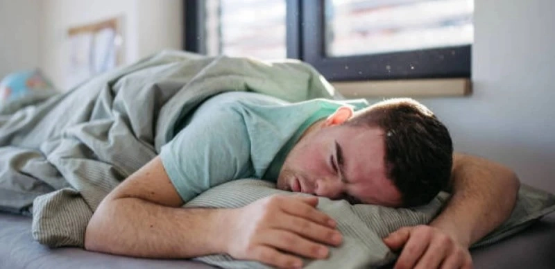 етпетімен жату