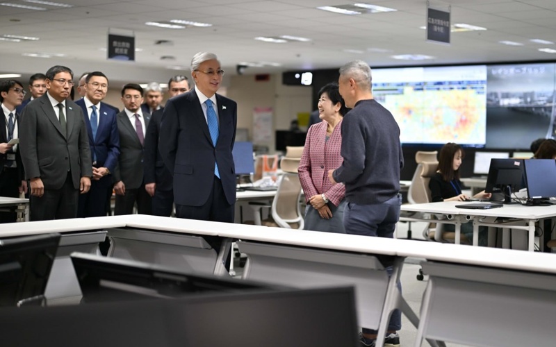 Kazakh President surveys Tokyo Emergency Situation Center