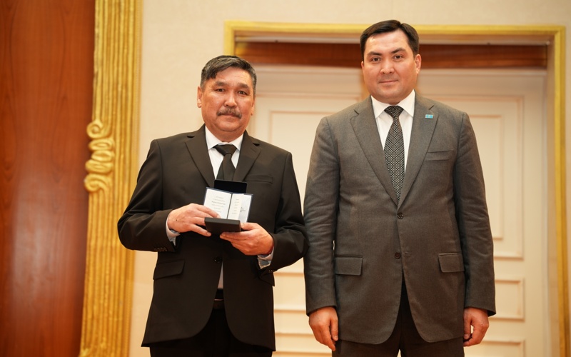 Kásibı adaldyq pen turaqtylyq sımvoly: Qarmet energetıkteri qurmetke bólendi