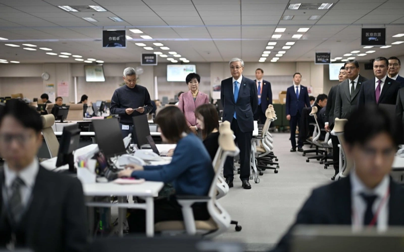 Kazakh President surveys Tokyo Emergency Situation Center