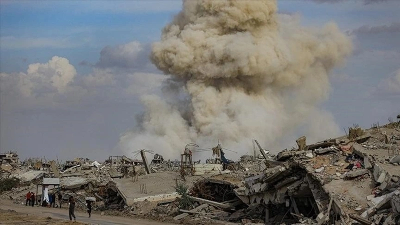 Izraıl deldaldardyń bitimgerlik kúsh-jigeri aıasynda Gaza sektoryna soqqy jasady
