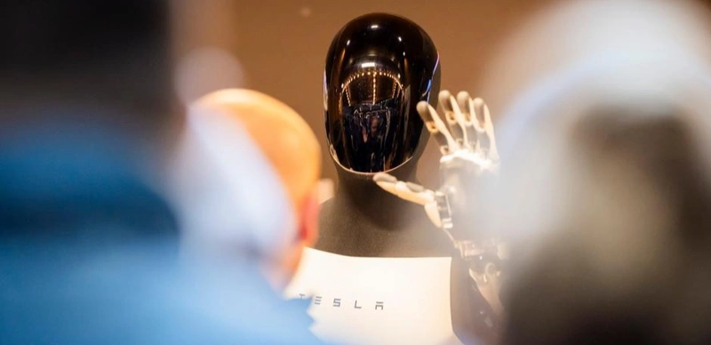 Tesla Berlınde adam tárizdi robot Optimus-ty tanystyrdy