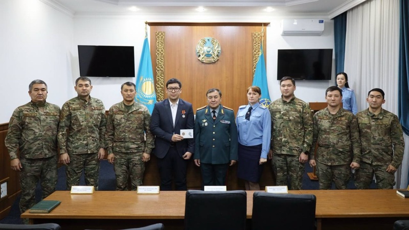 Елордада мұз астына түсіп кеткен адамды құтқарған азамат марапатталды 