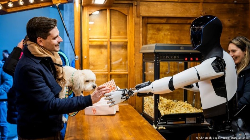 Tesla Берлинде адам тәрізді робот Optimus-ты таныстырды Tesla Берлинде адам тәрізді робот Optimus-ты таныстырды