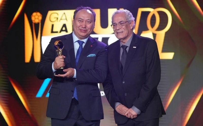 Награждение президента футзального клуба «Кайрат» Кайрата Оразбекова