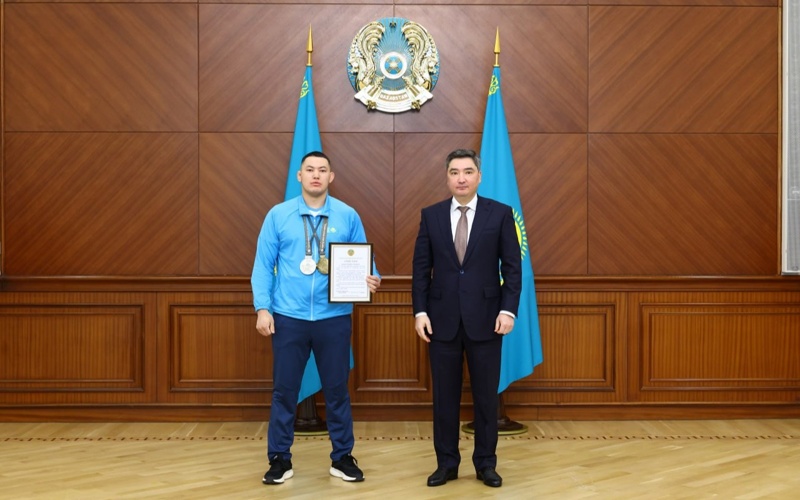 Бектенов Сурдлимпиада ойындарының жүлдегерлері мен жаттықтырушыларына наградалар табыс етті