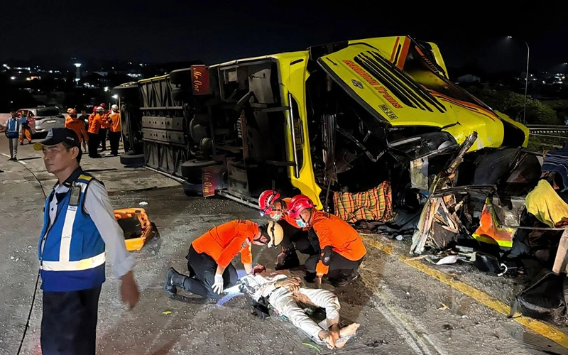 At least 16 dead in bus crash in Indonesia