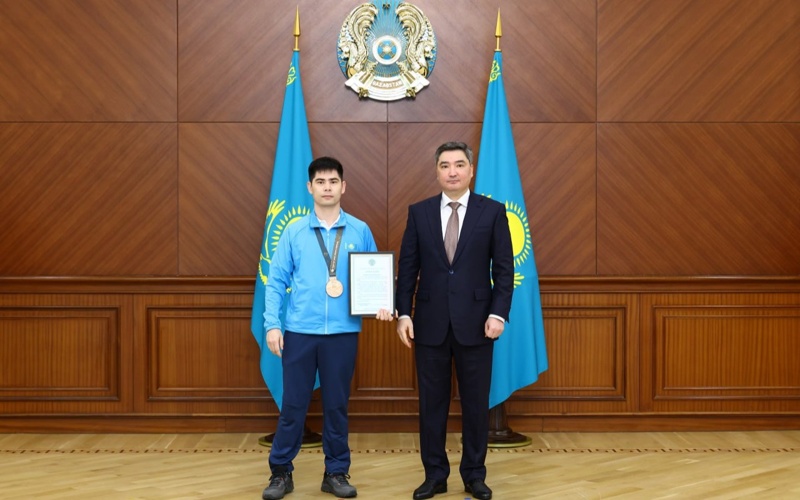 Бектенов Сурдлимпиада ойындарының жүлдегерлері мен жаттықтырушыларына наградалар табыс етті