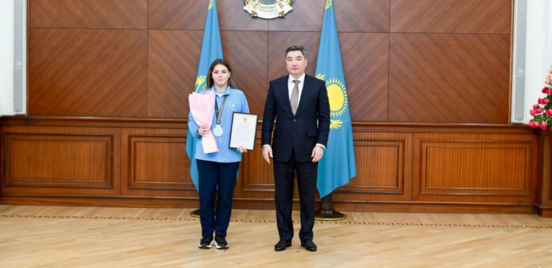 Бектенов Сурдлимпиада ойындарының жүлдегерлері мен жаттықтырушыларына наградалар табыс етті