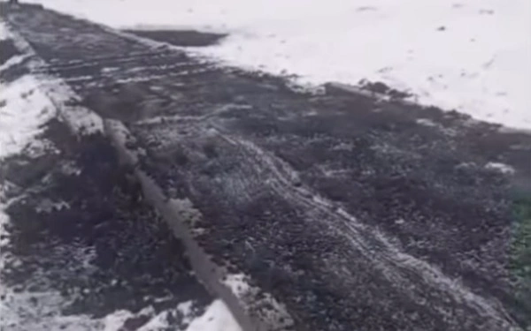 Зимний тротуар: в одном из сел ЗКО асфальт уложили поверх снега