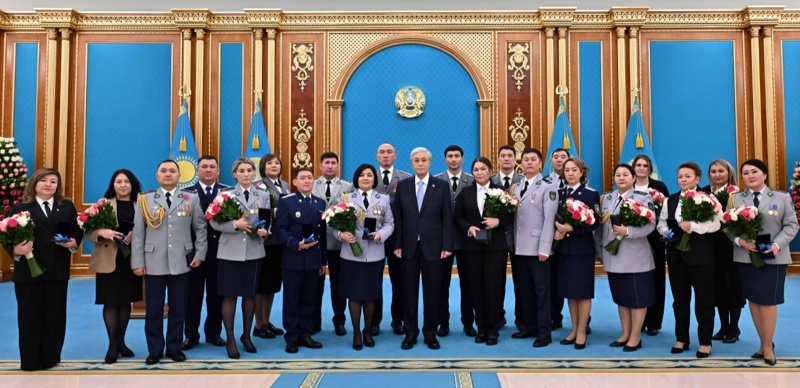 Президент вручил ключи от квартир сотрудникам Генпрокуратуры, Службы госохраны и МВД РК Президент вручил ключи от квартир сотрудникам Генпрокуратуры, Службы госохраны и МВД РК