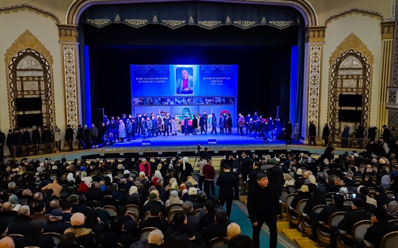 Алматыда Асанәлі Әшімовпен қоштасып жатыр