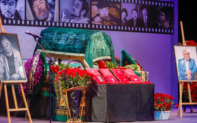 Алматыда Асанәлі Әшімовпен қоштасу рәсімі өтіп жатыр Алматыда Асанәлі Әшімовпен қоштасу рәсімі өтіп жатыр