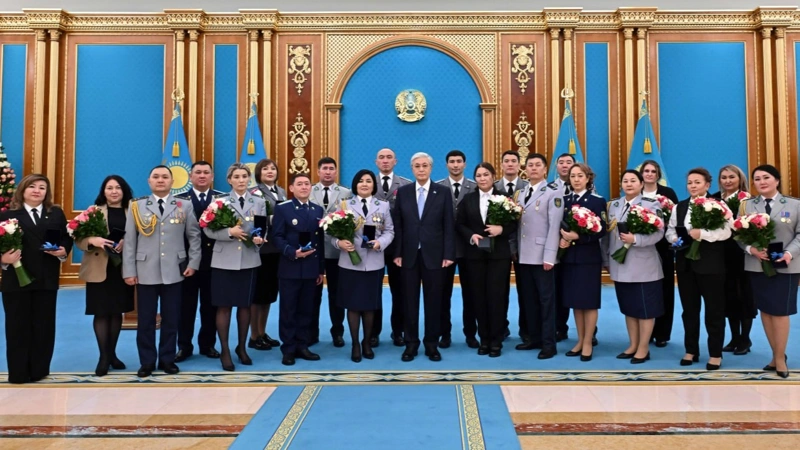 Президент Қасым-Жомарт Тоқаев Бас прокуратура, Мемлекеттік күзет қызметі, Ішкі істер министрлігі қызметкерлеріне пәтер кілтін табыстады