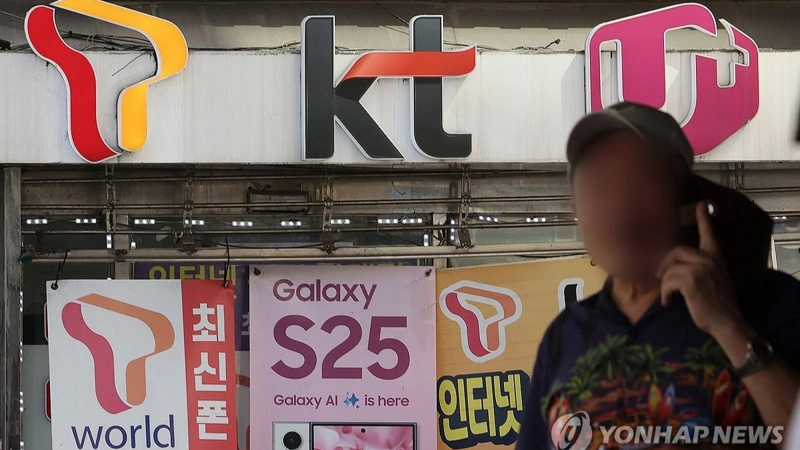 S. Korea begins trial of mandatory face recognition for new mobile numbers Kang Yoon-seung, 강윤승 Kang Yoon-seung Economy 08:18 December 23, 2025 SHARE LIKE SAVE PRINT FONT SIZE SEOUL, Dec. 23 (Yonhap) -- South Korea on Tuesday launched a trial period for a new policy requiring people to undergo real-time face recognition when registering a new mobile phone number, as the government aims to curb scam attempts using illegally registered accounts.  The country's three mobile carriers -- SK Telecom Co., KT Corp. and LG Uplus Inc. -- along with mobile virtual network operators, will be required to follow the procedure in both in-person and remote settings under the new policy, which is set to be officially launched in March.  Under the policy, applicants are required to scan their face using PASS, an identification app developed by the three mobile carriers and widely used by public organizations.  Amid concerns over the collection of biometric information, the government said the process only verifies whether applicants' actual faces match the photos on their identification cards and that the data will not be stored.  The government also plans to revise the law to require mobile carriers to notify users of risks of becoming involved in crimes linked to illegally registered phones and also require them to oversee new subscriptions to prevent any fraudulent activities by their retailers.