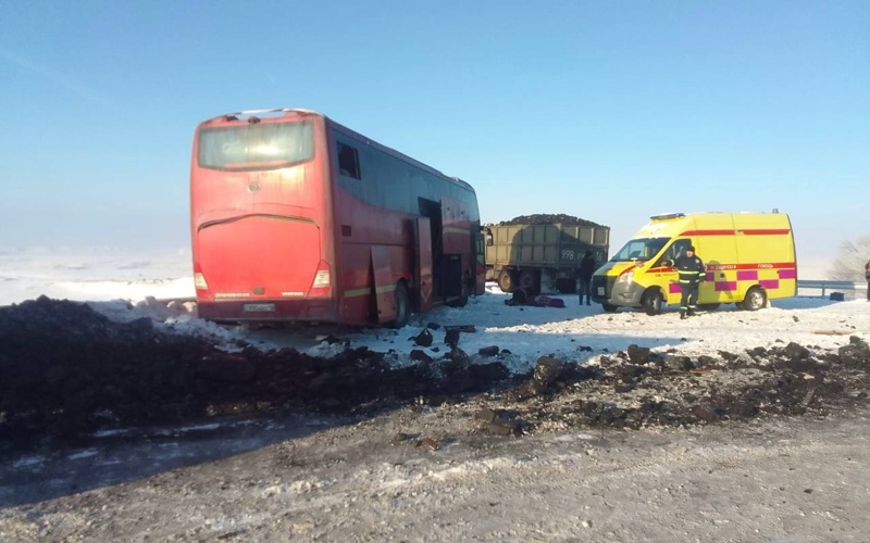 Алматы-Өскемен трассасында автобус пен жүк көлігі соқтығысып, жүргізуші қаза болды