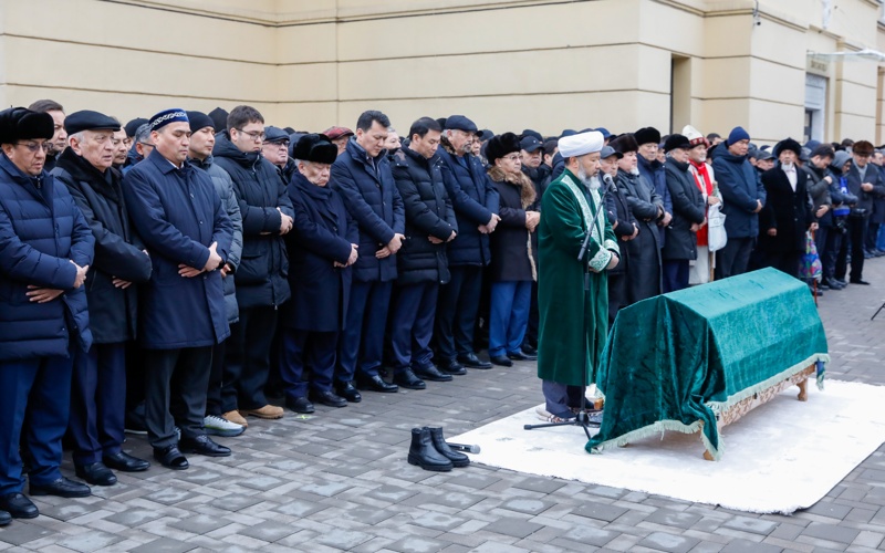 Алматыда Асанәлі Әшімовпен қоштасу рәсімі өтіп жатыр Алматыда Асанәлі Әшімовпен қоштасу рәсімі өтіп жатыр