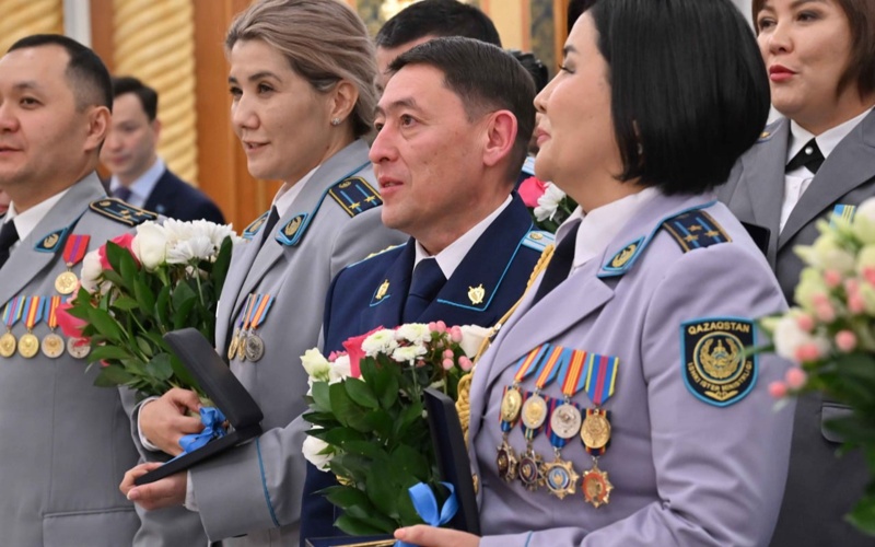 Президент Қасым-Жомарт Тоқаев Бас прокуратура, Мемлекеттік күзет қызметі, Ішкі істер министрлігі қызметкерлеріне пәтер кілтін табыстады