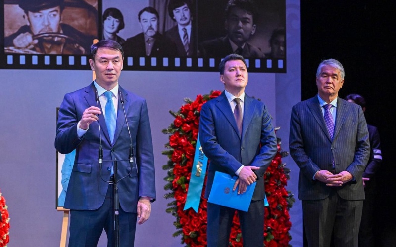 Almatyda &laquo;qazaqtyń Bekejanyn&raquo; aqtyq saparǵa shyǵaryp saldy 