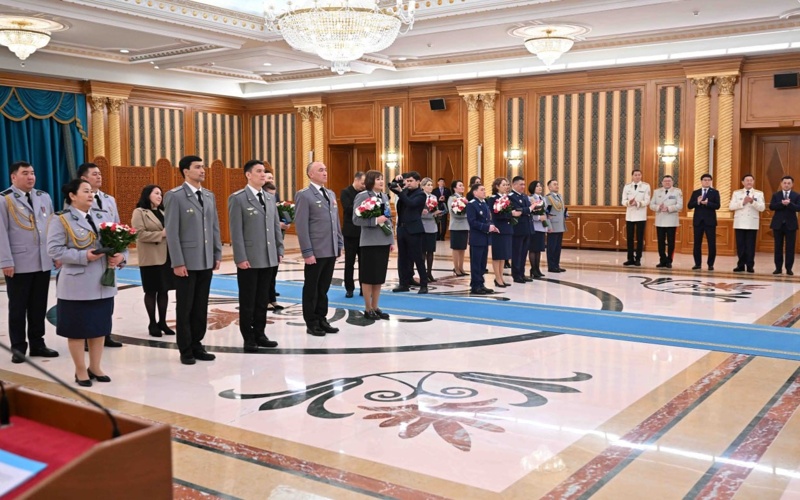 President hands over keys to apartments to employees of Prosecutor General's Office, State Guard Service, and MIA 
