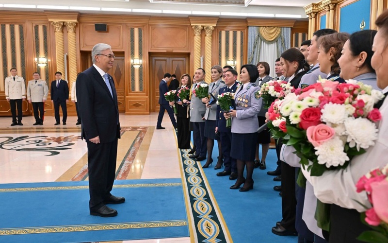 Президент Қасым-Жомарт Тоқаев Бас прокуратура, Мемлекеттік күзет қызметі, Ішкі істер министрлігі қызметкерлеріне пәтер кілтін табыстады