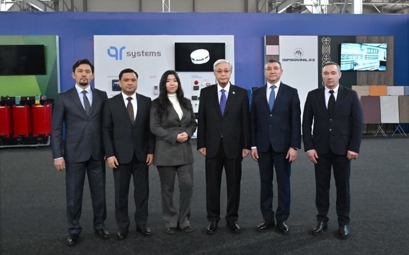 托卡耶夫总统参观阿斯塔纳第一工业园内加工企业产品展