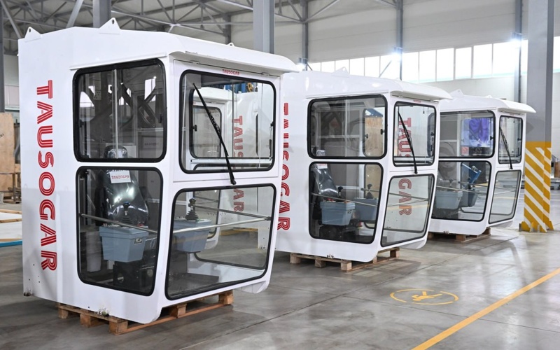 Президент осмотрел производство подъемного оборудования на заводе в Астане