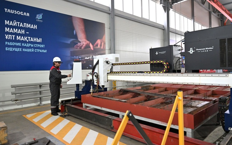 President visits lifting equipment plant