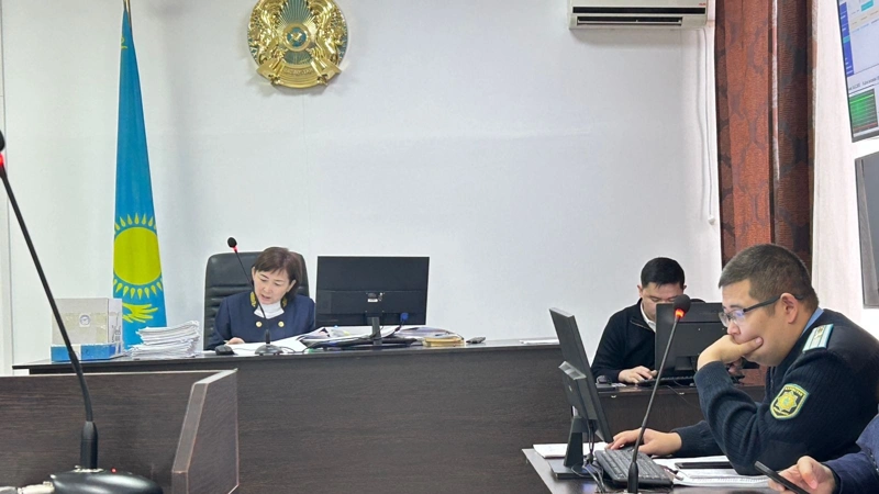 Aqtóbede turǵyn úı qatynastary bóliminiń burynǵy basshysy sot aldynda jaýap berip jatyr 