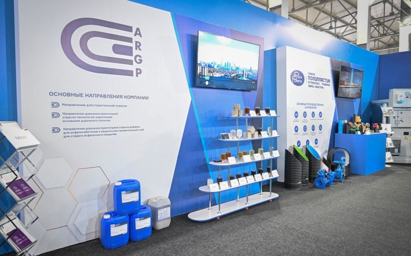 托卡耶夫总统参观阿斯塔纳第一工业园内加工企业产品展