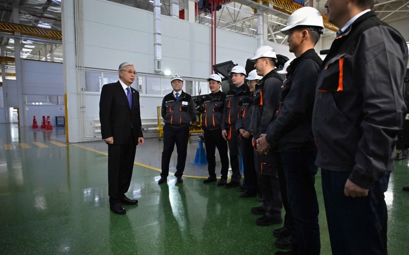 Президент ознакомился с производством бронированных машин в Астане