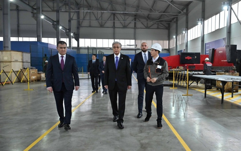 President visits lifting equipment plant