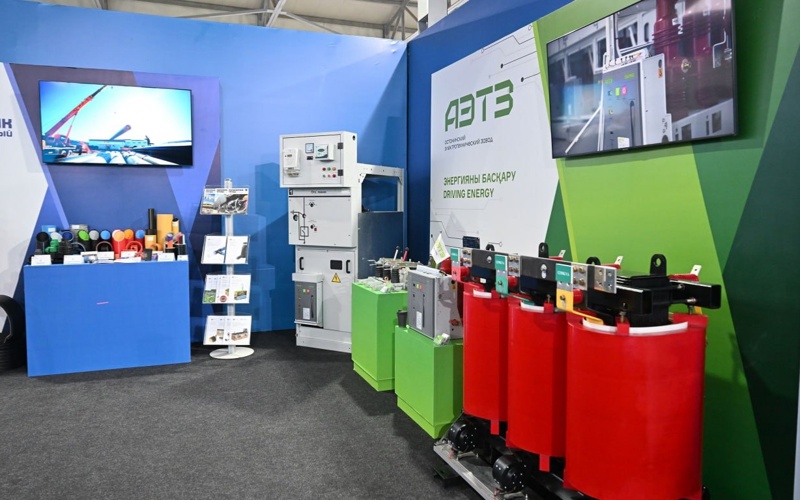 托卡耶夫总统参观阿斯塔纳第一工业园内加工企业产品展