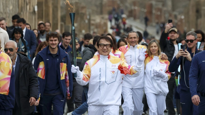 Джеки Чан пронес олимпийский факел по руинам Помпеи