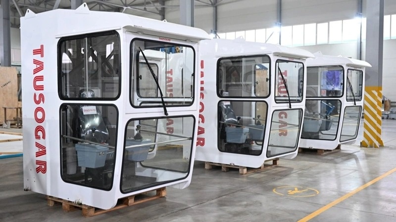 President visits lifting equipment plant