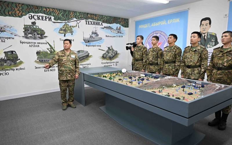 Мемлекет басшысы Тараздағы мамандандырылған әскери мектеп-интернатқа барды