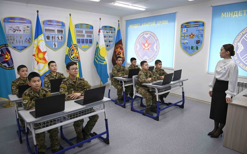 Мемлекет басшысы Тараздағы мамандандырылған әскери мектеп-интернатқа барды