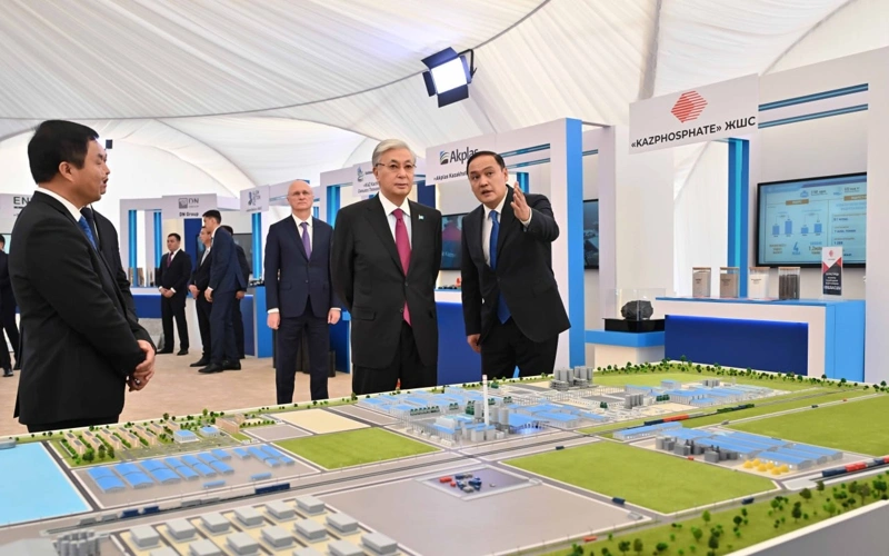 Head of State tours Taraz small industrial zone 