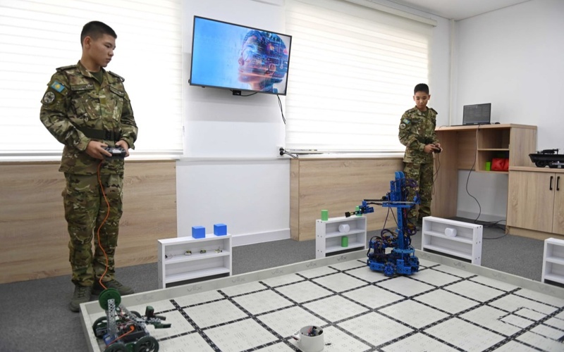 Мемлекет басшысы Тараздағы мамандандырылған әскери мектеп-интернатқа барды