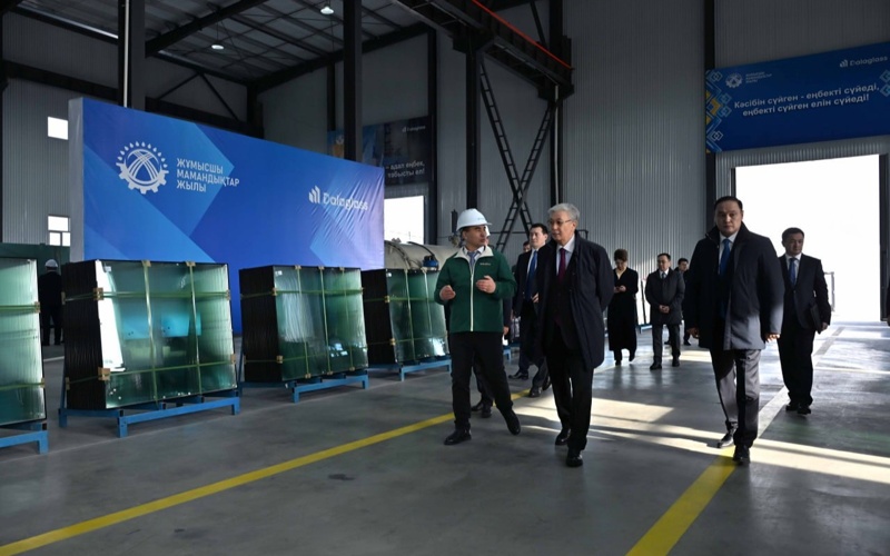 Tokayev meets employees of tempered glass production plant in Zhetysu 