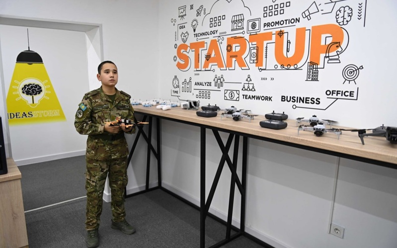 Мемлекет басшысы Тараздағы мамандандырылған әскери мектеп-интернатқа барды